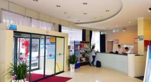 a lobby of a store with two people at a counter at Jinjiang Inn Jinan Daming Lake in Jinan