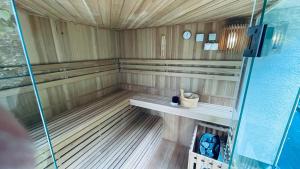 ウンケルにあるHolidayhome Unkelのサウナ(ベンチ付)