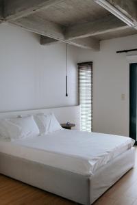 Ένα ή περισσότερα κρεβάτια σε δωμάτιο στο The Urban Living