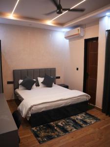 Ένα ή περισσότερα κρεβάτια σε δωμάτιο στο HomeGround Sector 89 -1RK