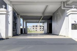 un corridoio vuoto di un edificio con un cartello sopra di Hotel O Ayesha Palace a Bārang