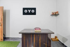 un tavolo di legno con un cartello su una parete di Hotel O Ayesha Palace a Bārang