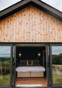 Voodi või voodid majutusasutuse Beacons View Luxury Lakeside Chalet- Trem Y Fan toas