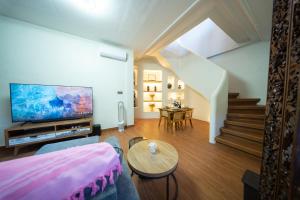TV a/nebo společenská místnost v ubytování Gallery House at Semadi Living