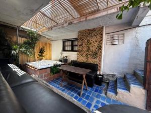 a living room with a table and a bath tub at Trendy AP with Digital workspace ownmodem Ethernet in Tijuana