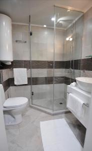 ヴァルナ・シティにあるPoshta 1 Apartment 3のバスルーム(シャワー、トイレ、シンク付)
