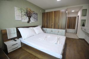 ヴァルナ・シティにあるPoshta 1 Apartment 3のベッドルーム(白いシーツを使用した大型ベッド1台付)