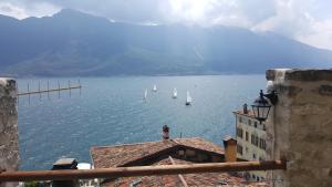 Blick auf einen großen Wasserkörper mit Segelbooten in der Unterkunft Casa Limonaia San Rocco in Limone sul Garda