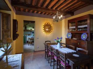 Un comedor con mesa y sillas en Tuscan Farmhouse in Castiglione di Garfagnana with Garden, en Castiglione di Garfagnana 71 fotos más