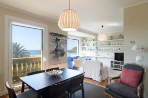 salon ze stołem i krzesłami oraz jadalnią w obiekcie La Terrace - IB. Apartments w mieście San Sebastián
