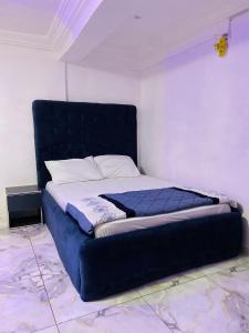 Ένα ή περισσότερα κρεβάτια σε δωμάτιο στο Cosy lovely studio apartment in Lagos