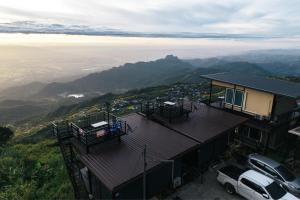 an aerial view of a house with a car parked in front at ไร่ผางาม ภูทับเบิก in Ban Maeo Thap Boek