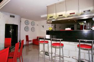 uma cozinha com cadeiras vermelhas e um bar num restaurante em Loft de Cannes B&B em Cannes