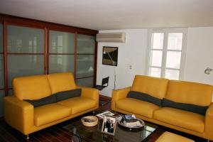 - un salon avec deux chaises jaunes et une table dans l'établissement Loft de Cannes B&B, à Cannes