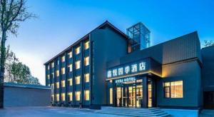 un gran edificio negro con muchas ventanas en 7 Days Inn Beijing Haidian Shangzhuang, en Beijing