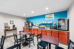 ブランズウィックにあるDays Inn by Wyndham Brunswick Bath Areaのテーブルと椅子とカウンターのあるレストラン