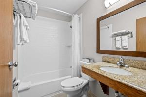 ブランズウィックにあるDays Inn by Wyndham Brunswick Bath Areaのトイレ、洗面台、鏡のあるバスルーム +54枚の写真