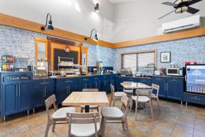 Η κουζίνα ή μικρή κουζίνα στο AmericInn by Wyndham Roseau