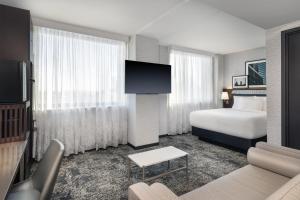 una habitación de hotel con una cama y un televisor en DoubleTree by Hilton Long Island City, NY, en Long Island City