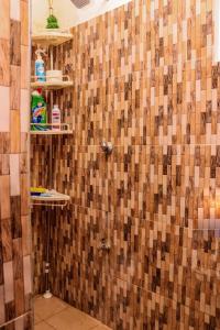 Ένα μπάνιο στο Velora Suites Kilifi