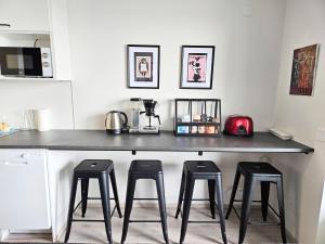 Η κουζίνα ή μικρή κουζίνα στο Moderni yksiö, parveke, parkki, palvelut +16 φωτογραφίες