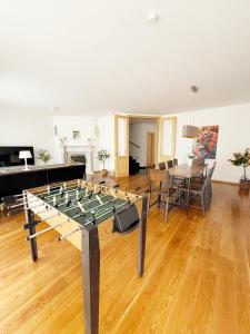 a living room with a ping pong table at Luxuriöse Ferienvilla mit Garten, Gaming Zone & Netflix in Langenhagen