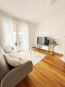 a living room with a couch and a television at Luxuriöse Ferienvilla mit Garten, Gaming Zone & Netflix in Langenhagen