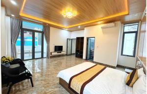 a bedroom with a bed and a television in it at HeniSi Hotel Măng Đen (HeniSi 2) in Kon Von Kla