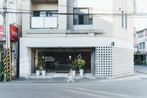 eine Ladenfront mit einer Bank vor einem Gebäude in der Unterkunft Coffee&Drinks apt in Hualien