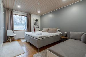 a bedroom with a bed and a window at Villa Santa's Star II in Rovaniemi