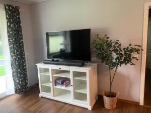 TV a/nebo společenská místnost v ubytování Ferienwohnung Unterm Nastberg