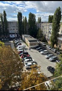 ein Parkplatz mit einem Haufen geparkter Autos in der Unterkunft Apartament chirie la zi in Chişinău