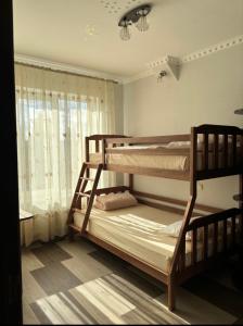 zwei Etagenbetten in einem Zimmer mit Fenster in der Unterkunft Apartament chirie la zi in Chişinău