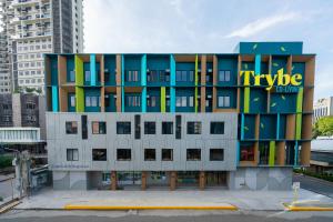 Trybe CoLiving في مدينة سيبو: مبنى عليه لافته في مدينه