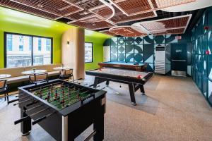Trybe CoLiving في مدينة سيبو: غرفة بلياردو مع طاولتين وطاولة بلياردو