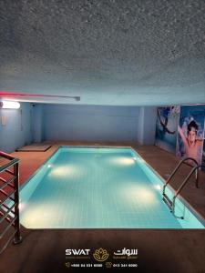 una piscina en una habitación con en سوات للشقق المخدومة 5, en Al Khobar