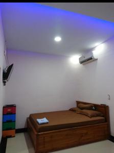 a bed in a room with a blue light at Astiti Ayu Kost Bagirati 1 in Tjakranegara