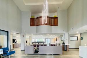 a large lobby with a chandelier hanging from the ceiling at Wingate by Wyndham Parkersburg-Vienna in Parkersburg