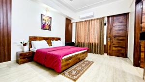 Postel nebo postele na pokoji v ubytování Yogvan Luxury 1BHK Apartments Tapovan Rishikesh
