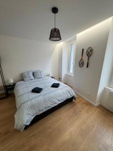 Ένα ή περισσότερα κρεβάτια σε δωμάτιο στο Studio neuf et élégant au centre de Vierzon +2 φωτογραφίες