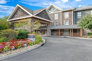 una entrada de entrada frente a un edificio con flores en La Quinta by Wyndham Boone, en Boone