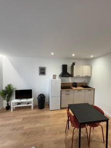Η κουζίνα ή μικρή κουζίνα στο Studio neuf et élégant au centre de Vierzon