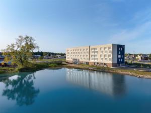 ポート・クリントンにあるHampton Inn & Suites By Hilton Port Clinton Catawba Islandの大きな水域の隣にある大きな建物