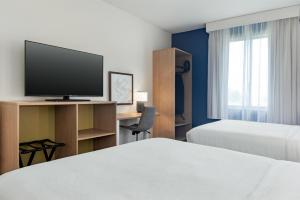 费舍尔Spark by Hilton Indianapolis Northeast Fishers的一间配有两张床和一台平板电视的酒店房间 更多44张照片