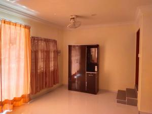 Μια τηλεόραση ή/και κέντρο ψυχαγωγίας στο Teratak Desa Cemerlang 3