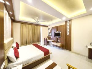 ムスーリーにあるSEA VIEW-TEMPLE VIEW from rooftop- Near Swargadwar Sea Beach - Bengali market -HOTEL KUBER PALACE- PURI - Lift-Parking - Restaurant - Best Hotel In Puriのギャラリーの写真