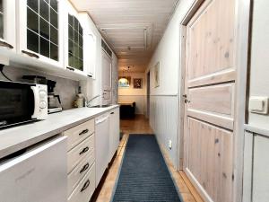 NakkilaにあるApartment Garage, Tallitaloのキッチン(ドア付)が備わります。