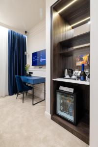 Una sala de estar con chimenea y una mesa. en Art Hotel, en Chişinău