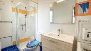 a bathroom with a shower and a toilet and a sink at Charmante location à proximité de la plage et des commerces in Rivedoux-Plage