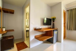 TV a/nebo společenská místnost v ubytování Living Chilled Koh Tao